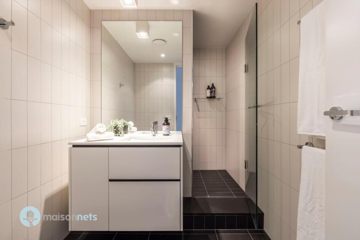 Modern 2 Bdrm With Water Views 2x Car Spots Canberra